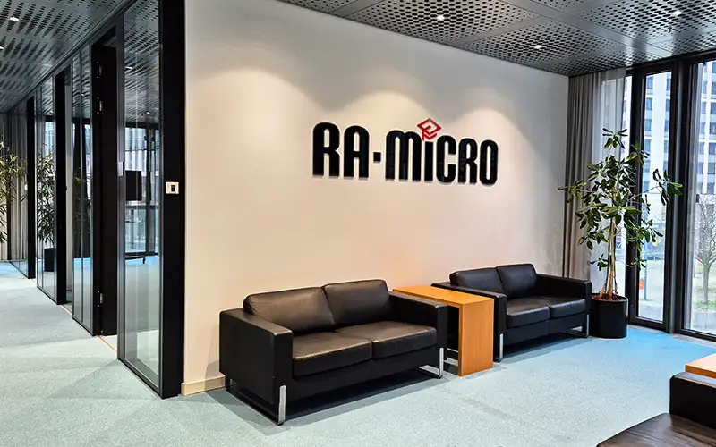 aufsteller reboard wabenplatte plattendruck produktion unternehmen referenz acrylbuchstaben wand profilbuchstaben referenz