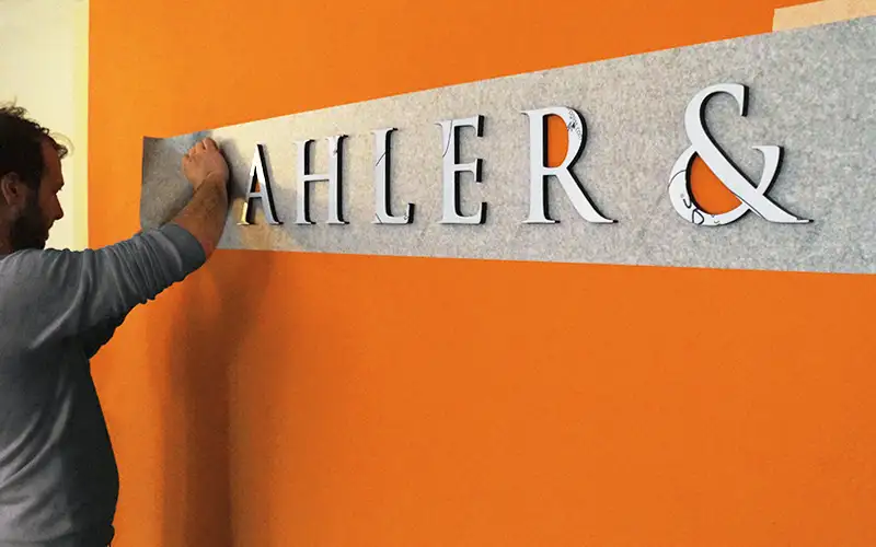 aufsteller reboard wabenplatte plattendruck produktion unternehmen referenz acrylbuchstaben wandmontage schablonentechnik profilbuchstaben montage