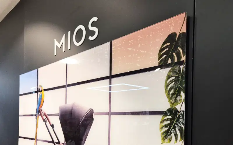 acrylglaswand bilder logo profilbuchstaben plattendruck retail