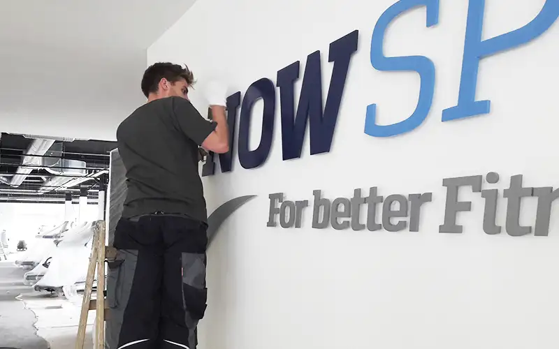 acryllogo farbig lackiert wandmontage profilbuchstaben