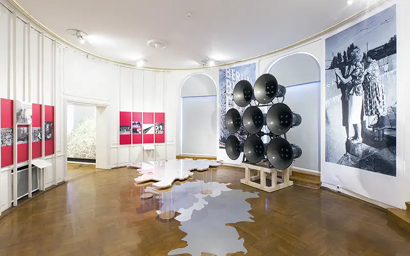 ausstellung acryl objekt wanddruck wandbilder bodendruck plattendruck foliendruck