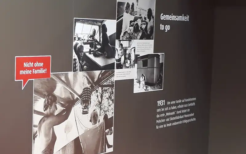 partieller-weissdruck-transparente-folie-foliendruck ausstellung aufkleber konturschnitt matt glaenzend wand foliendruck