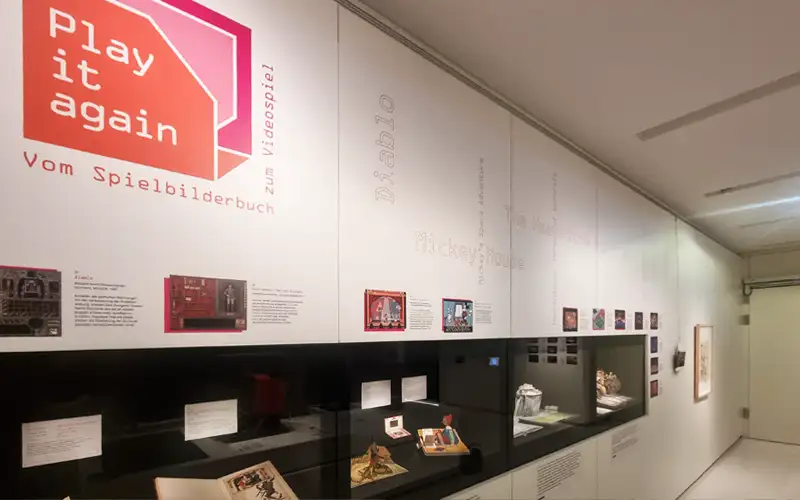 ausstellung aufkleber wiederabloesbar foliendruck montage