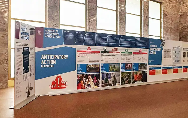 ausstellung freistehende wand brandschutz zertifiziert reboard wabenpappe alufuss referenz