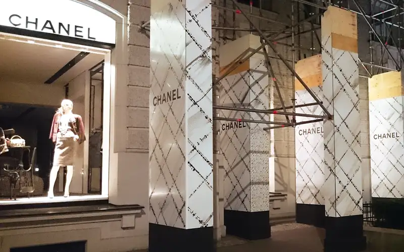 aufsteller reboard wabenplatte plattendruck produktion unternehmen referenz baugeruest verkleidung osb platten dibond plattendruck montage