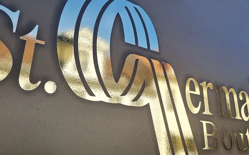 XXX cromefolie goldfarbend glaenzend untergrund matt schwarz beschriftung folierung