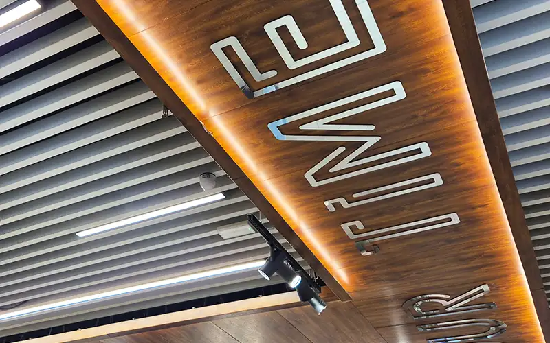 decke profilbuchstaben aus spiegelplatten konturschnitt plattendruck interior produktion