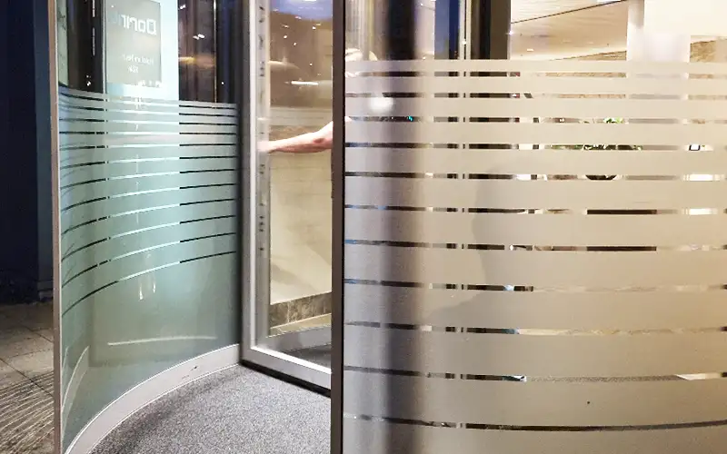 eingang windfang glasdekorfolie beschriftung interior