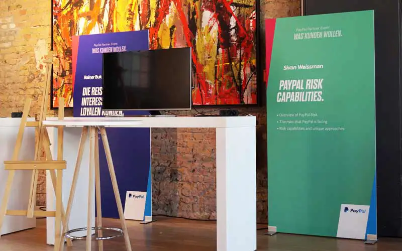 event aufsteller mit standfuessen plattendruck