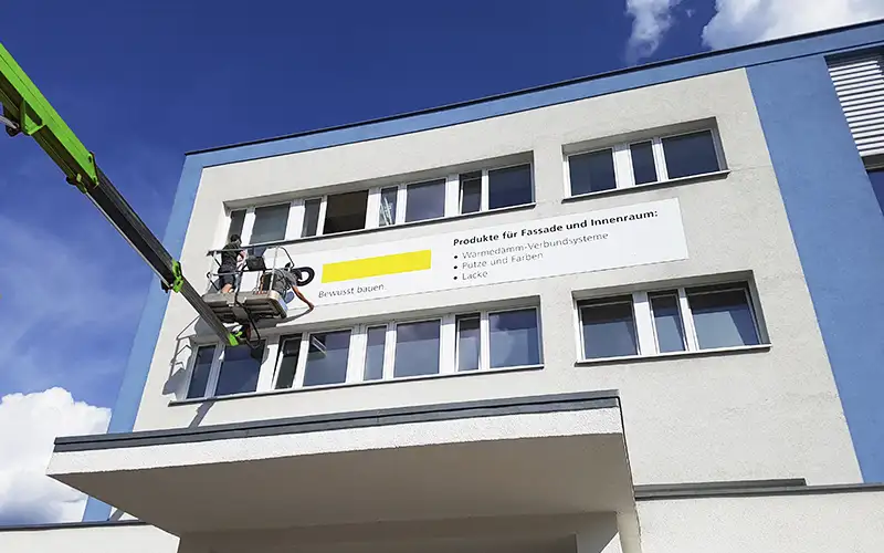 aufsteller reboard wabenplatte plattendruck produktion unternehmen referenz fassadenschild montage gebaeude hartschaumplatten beschriftung