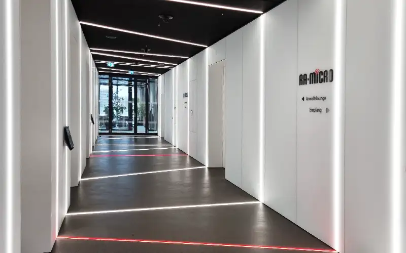 flur interior design beschriftung beleuchtet montage