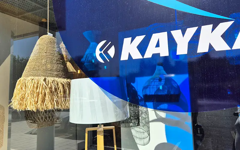 folien schaufenster beschriftung transparent farbig folierung pos