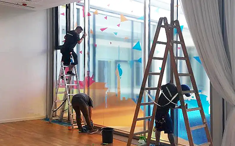 aufsteller reboard wabenplatte plattendruck produktion unternehmen referenz folienmontage montage transparente folie foliendrucke