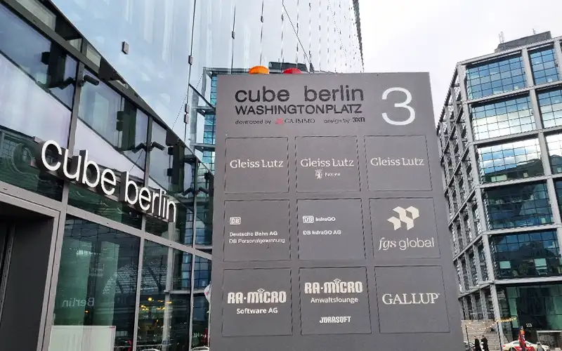 folienplott beschriftung eingang pylon leitsystem