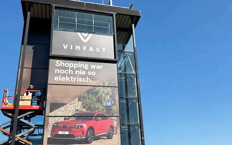 aufsteller plattendruck folierung digitaldruckfolien aussenwerbung gebaeude foliendruck montage folierung