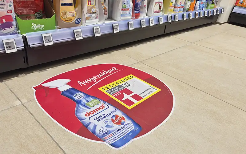 aufsteller plattendruck fussbodenaufkleber rutschhemmend bodenwerbung mit rutschsicherheit konturschnitt foliendruck folierung