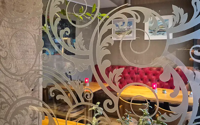 glasdekorfolie scheiben beschriftung folierung