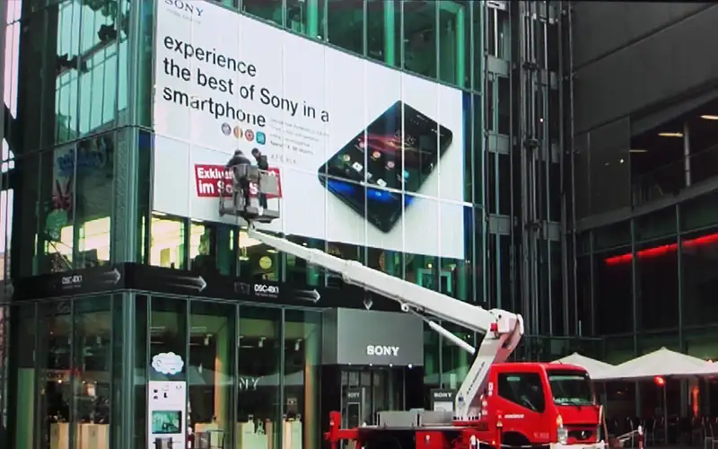 aufsteller reboard wabenplatte plattendruck produktion unternehmen referenz grossformatdruck fassade montage foliendruck folierung referenz