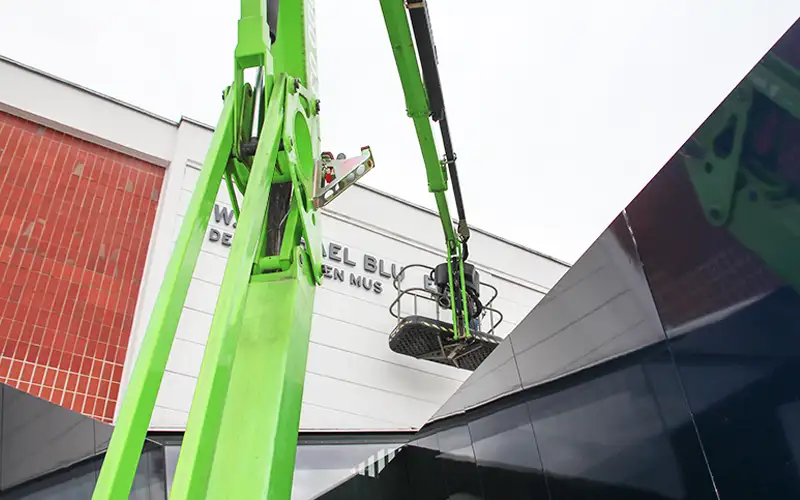 acrylbuchstaben profilbuchstaben hebebuehne buchstaben montage fassade profilbuchstaben