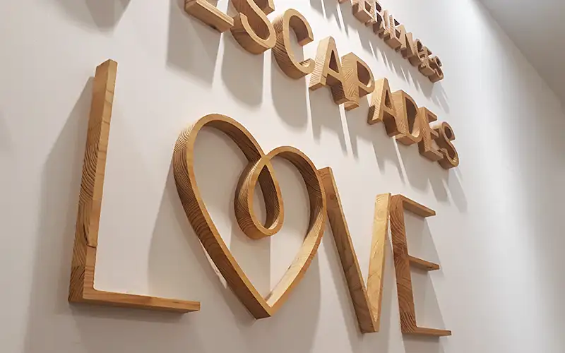 holztext wand holzbuchstaben interior