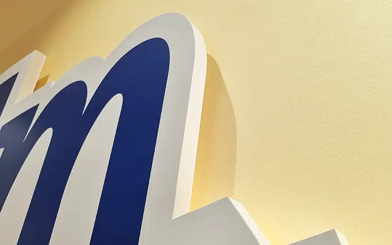 leichtschaumplatte freiform konturschnitt plattendruck reliefbuchstaben