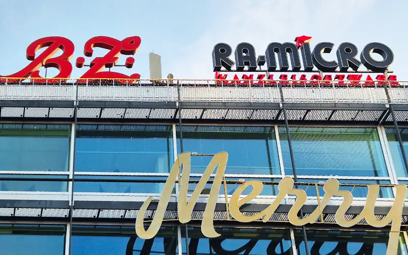 aufsteller reboard wabenplatte plattendruck produktion unternehmen referenz leuchtbuchstaben leuchtwerbung aussenwerbung profilbuchstaben