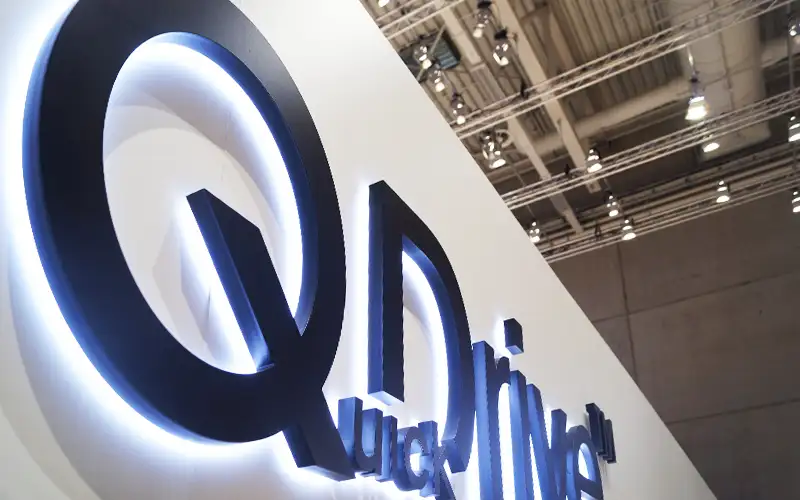 aufsteller reboard wabenplatte plattendruck produktion unternehmen referenz leuchtbuchstaben matt lackiert messe profilbuchstaben