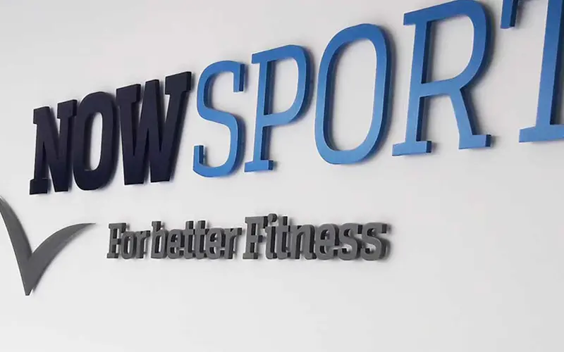 logo acrylbuchstaben lackiert mit abstandshaltern wandmontage profilbuchstaben