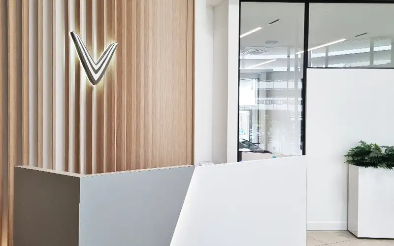 logo beleuchtet empfangstresen holzpaneele interior produktion