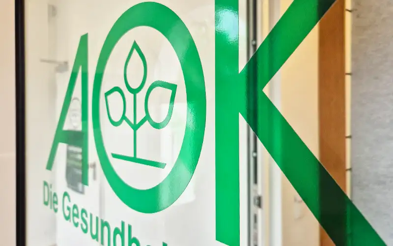 logo farbig transparent glastuer beschriftung