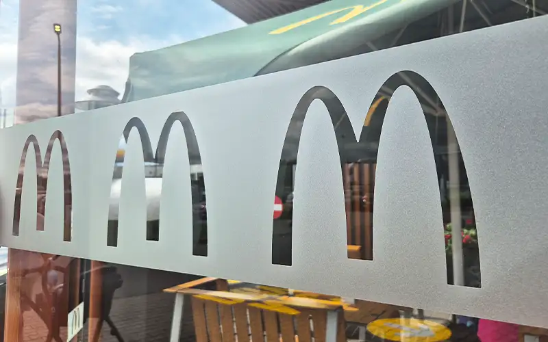 logo negativ ausgespart glasdekorfolie beschriftung