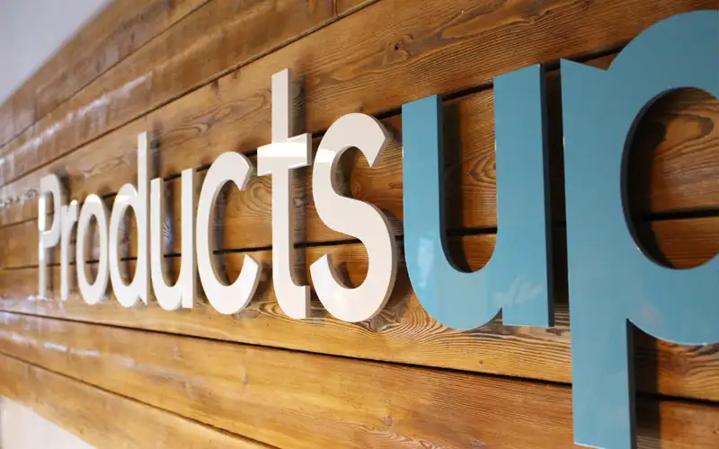 acrylbuchstaben lackiert glaenzend profilbuchstaben logo profilbuchstaben lackiert referenz