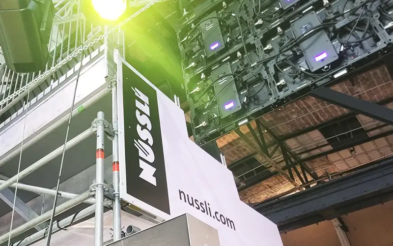 aufsteller reboard wabenplatte plattendruck produktion unternehmen referenz messe geruestverkleidung hartschaumplatten plattendruck