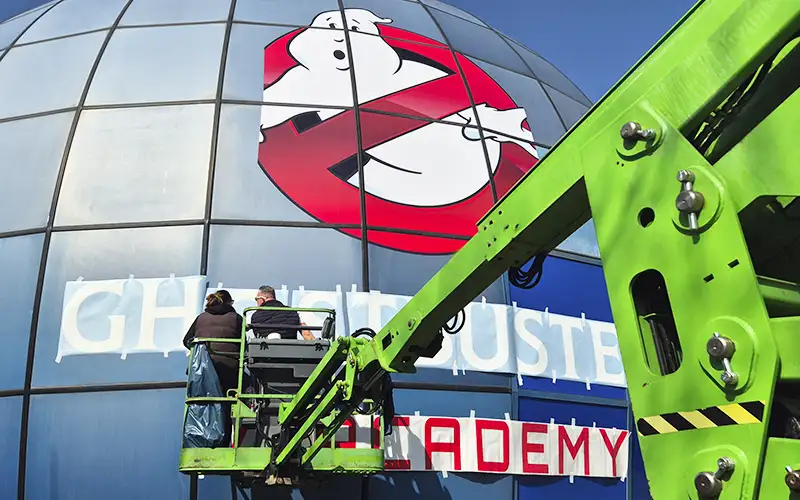 montage xxl schneideplottaufkleber fassadenbeschriftung hebebuehne folierung
