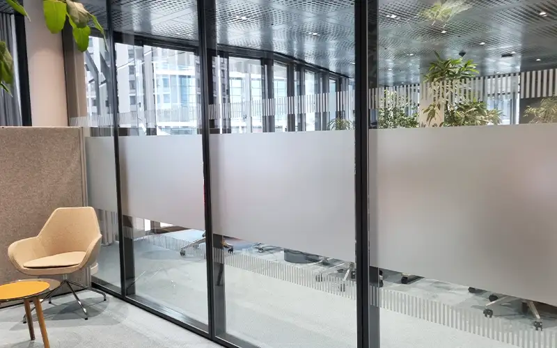 office sichtschutz durchlaufschutz glasdekorfolie beschriftung folierung
