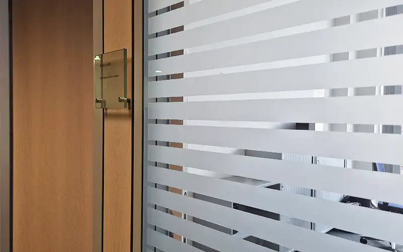 office sichtschutz glasdekorfolie interior beschriftung