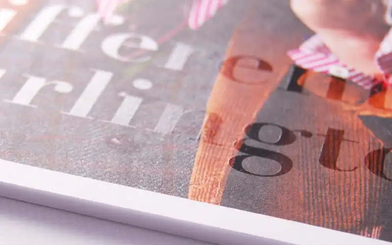 partieller-weissdruck-transparente-folie-foliendruck partieller uv druck hartschaumplatte plattendruck