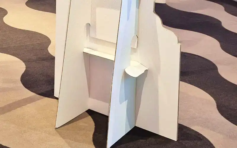 rueckenstuetze fuss pappaufsteller wellpappe plattendruck