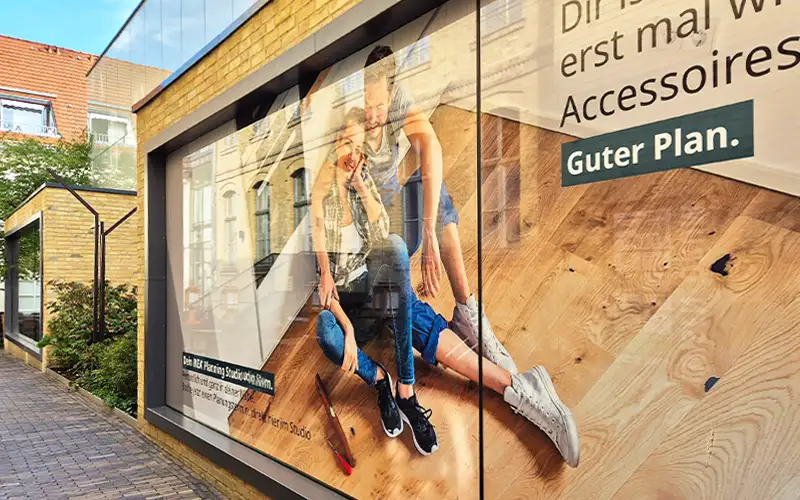 aufsteller plattendruck schaufenster folierung digitaldruck innenseite foliendruck