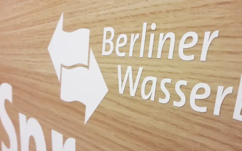 schneideplottaufkleber beschriftung folienplott einzelbuchstaben folierung