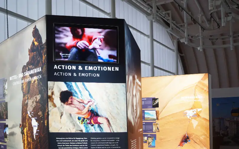 selbststehende wand framelessrahmen beleuchtet textildruck fine art ausstellung