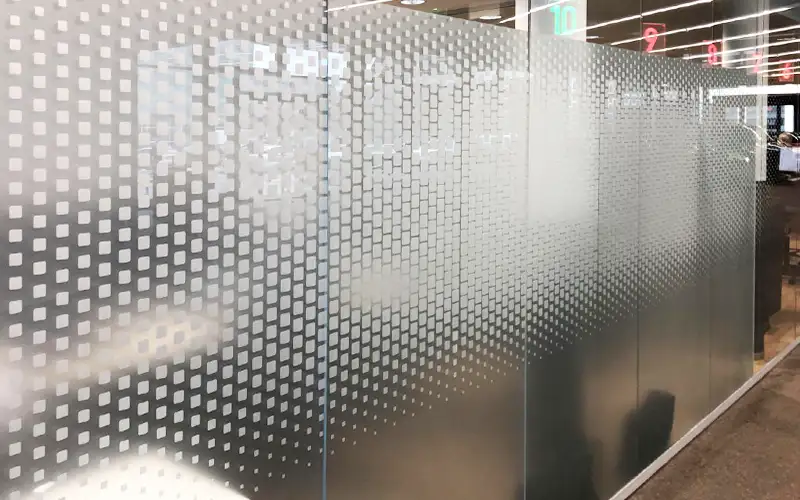 sichtschutz glaswand glasdekorfolie folienplott beschriftung folierung