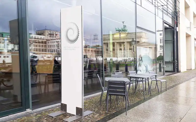 stele aufsteller mit seitenblenden standfuesse plattendruck