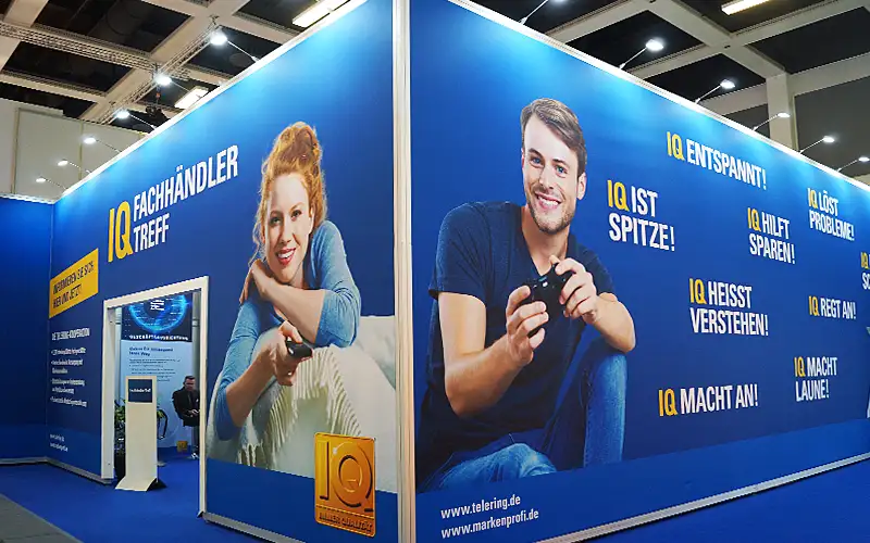 aufsteller plattendruck textile wand spannrahmen auflicht messe b1 textildruck