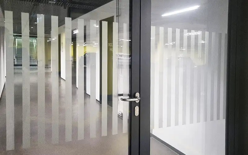 tuer durchlaufschutz glasdekorfolie beschriftung