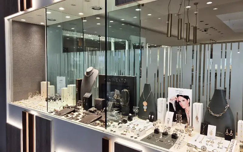 vitrinen beschriftung glasdekorfolie pos retail