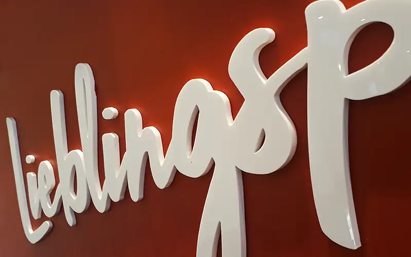 wand buchstaben aufgeklebt profilbuchstaben