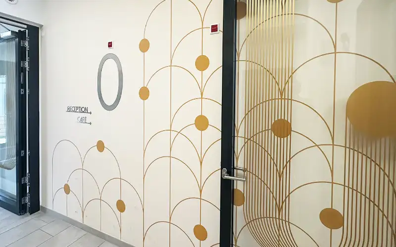 wandbeschriftung tuerbeschriftung leitsystem interior