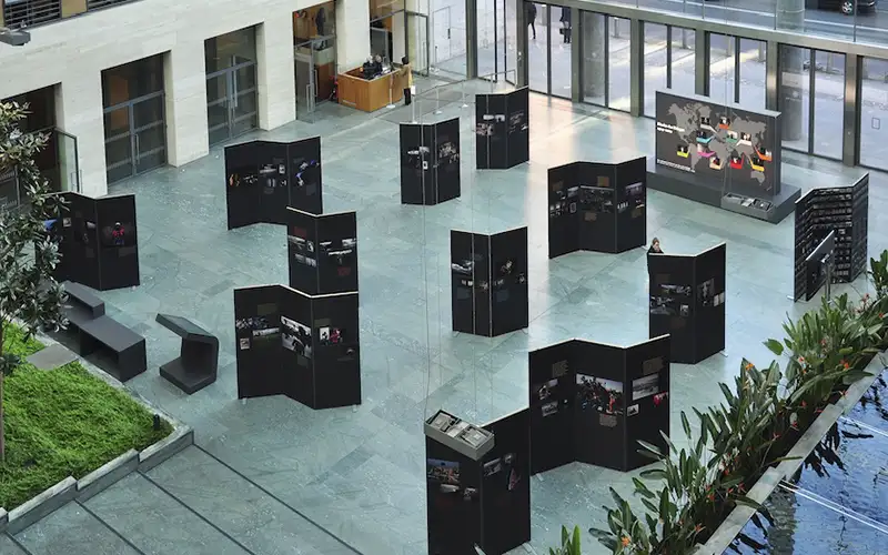 wanderausstellung freistehend alurahmen textildruck