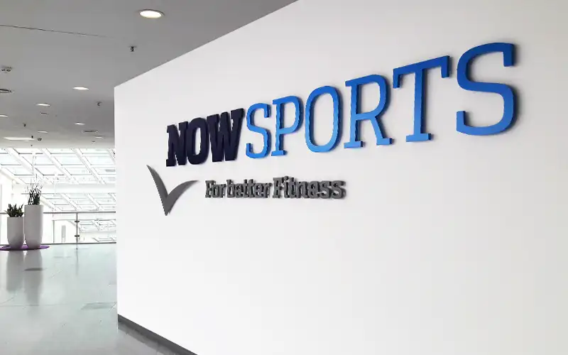 wandlogo acrylbuchstaben lackiert profilbuchstaben interior